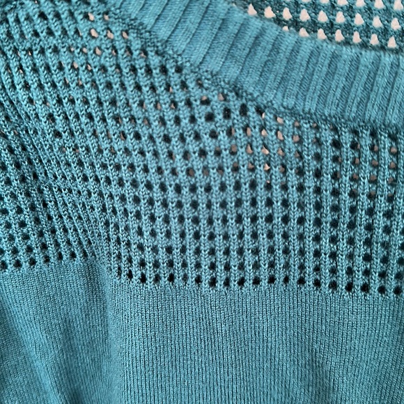 Guess Sweater Size Medium - Picture 3 of 7